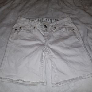 Hydraulic Bermuda White Shorts. WOMENS JUNIORS SIZE 7/8.